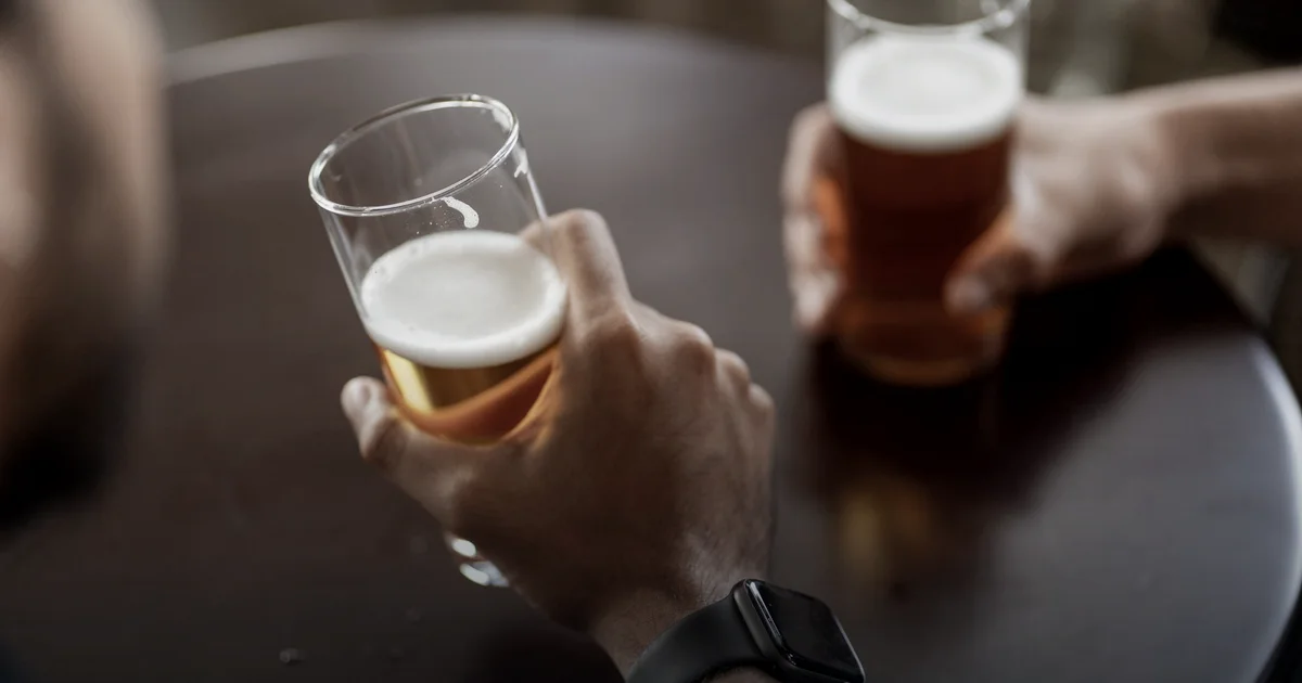 La birra dopo il traguardo: cosa succede davvero al recupero