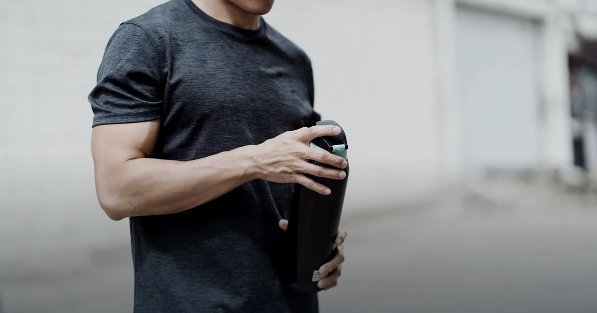 Hydration im Sport: wie viel und was vor, während und nach der Belastung trinken